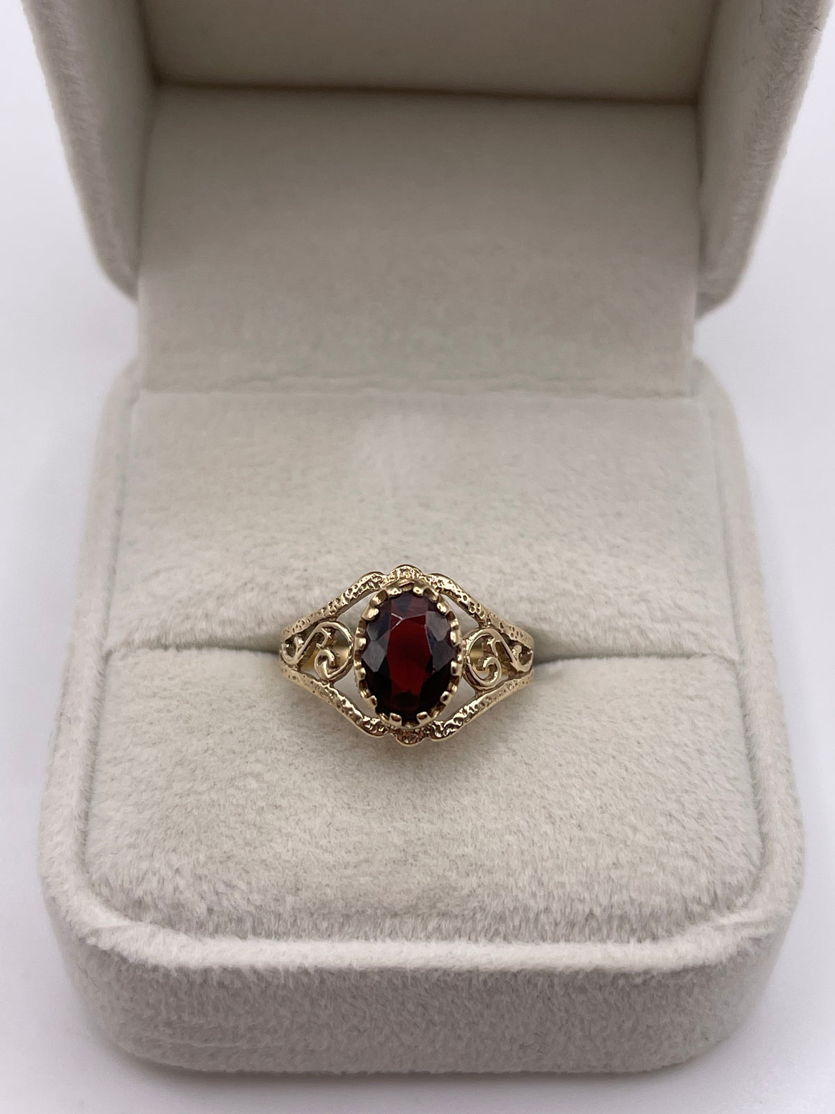 9ct gold garnet ring