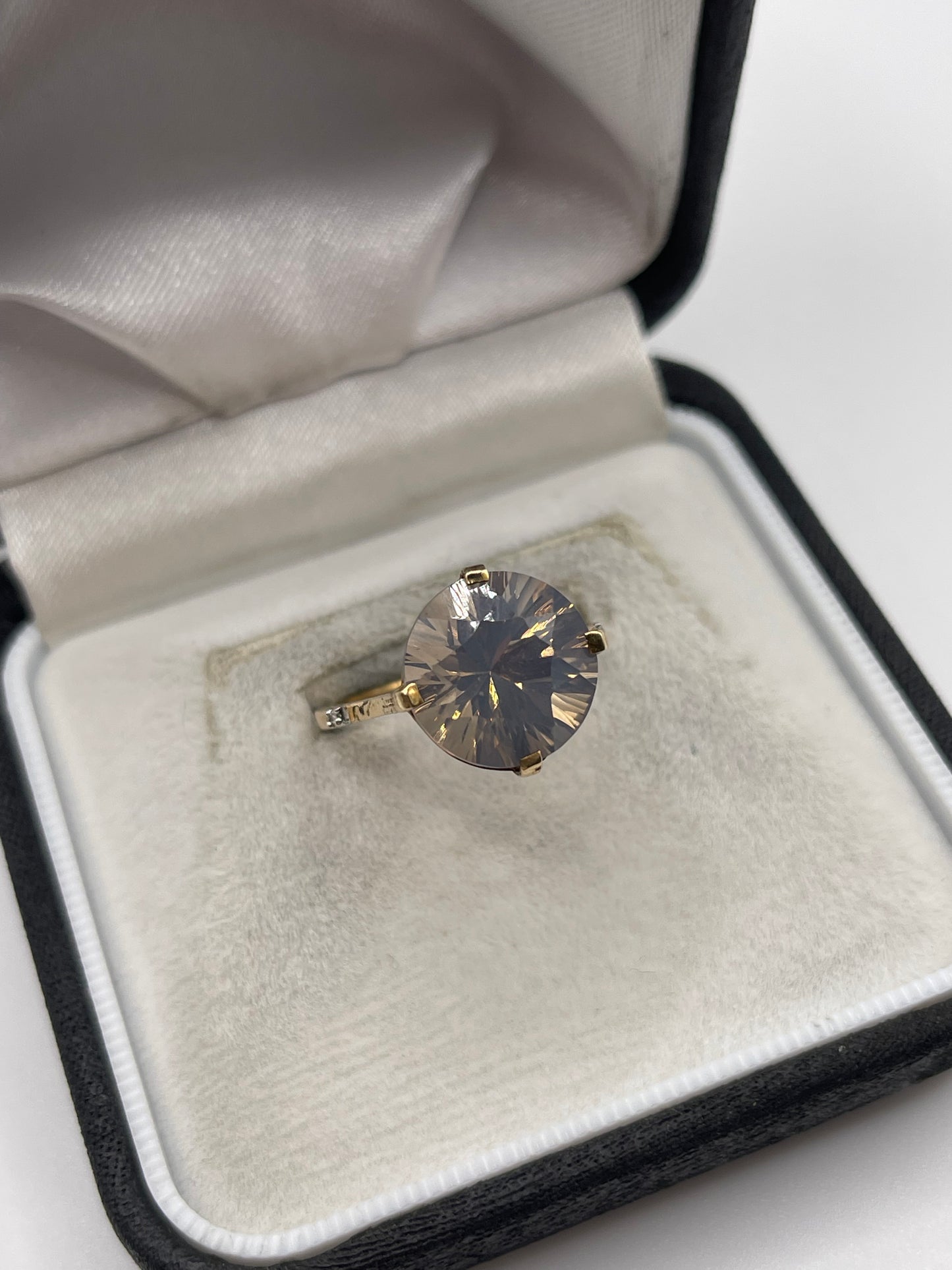 9ct gold quartz and diamond ring