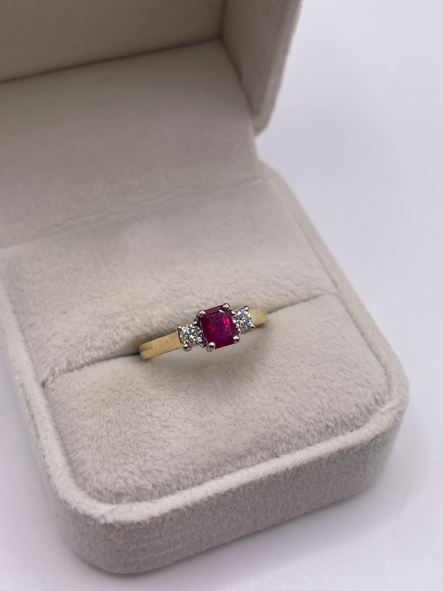 18ct gold sapphire and diamond ring