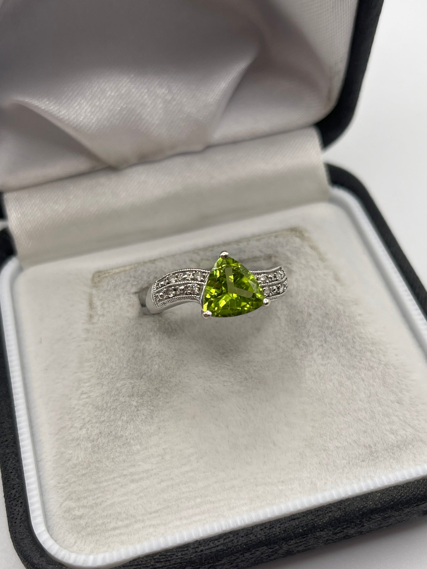 9ct white gold peridot and diamond ring