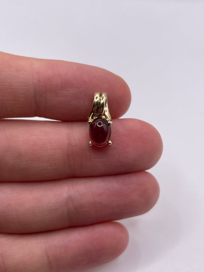 9ct gold cabochon garnet pendant