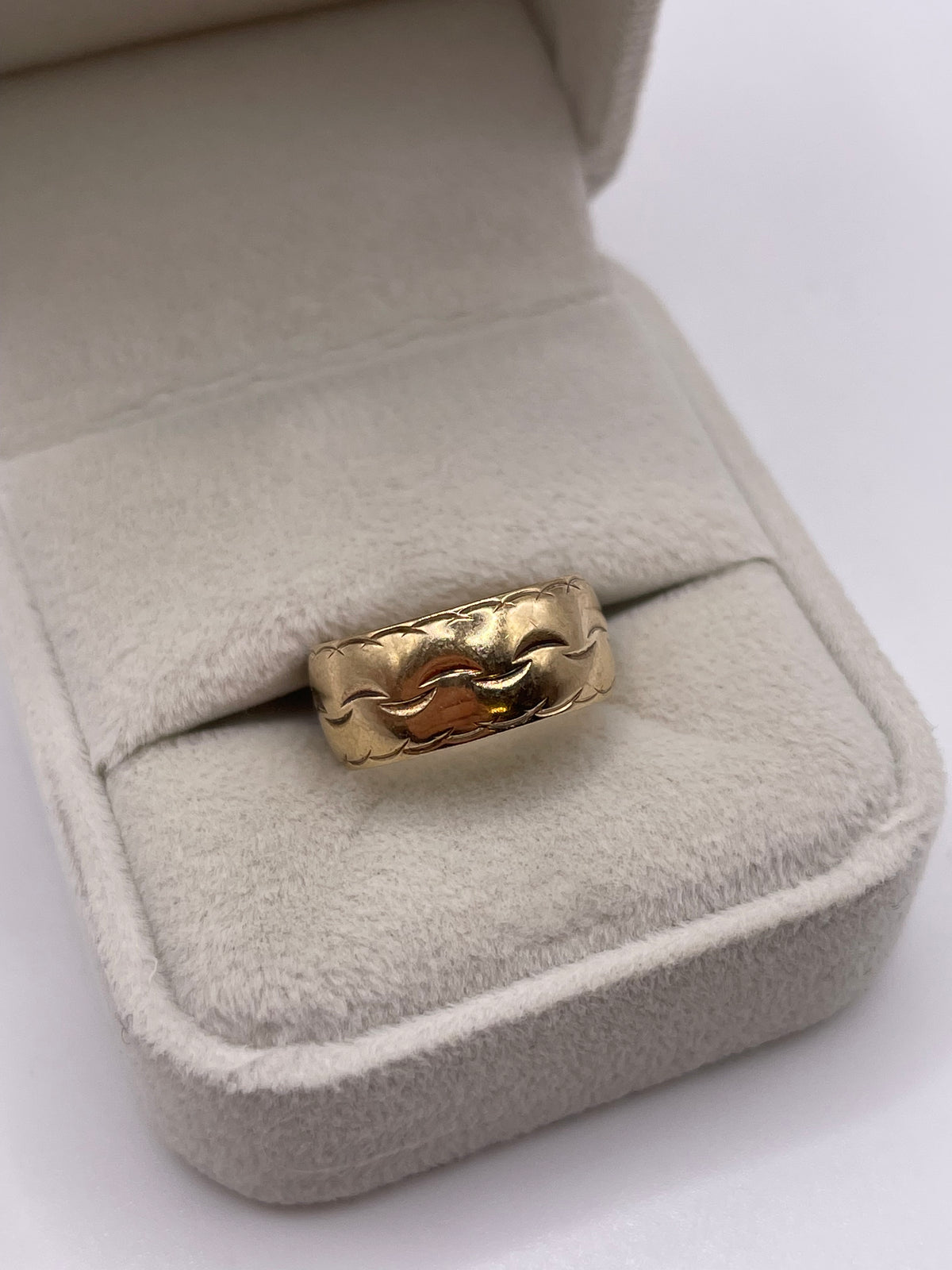 9ct gold patterned band