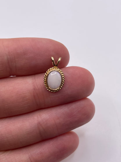 9ct gold opal pendant