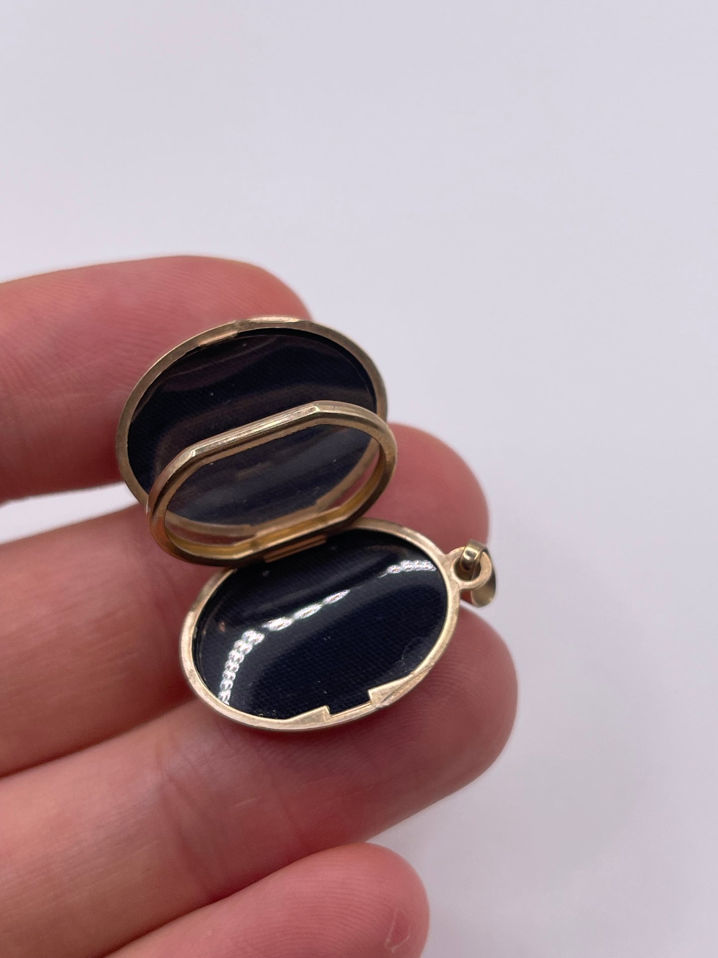 9ct gold locket pendant