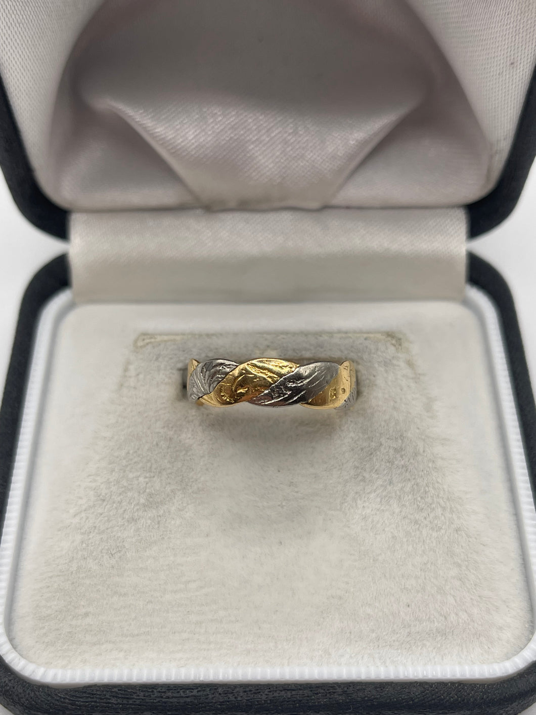 18ct two tone engraved band