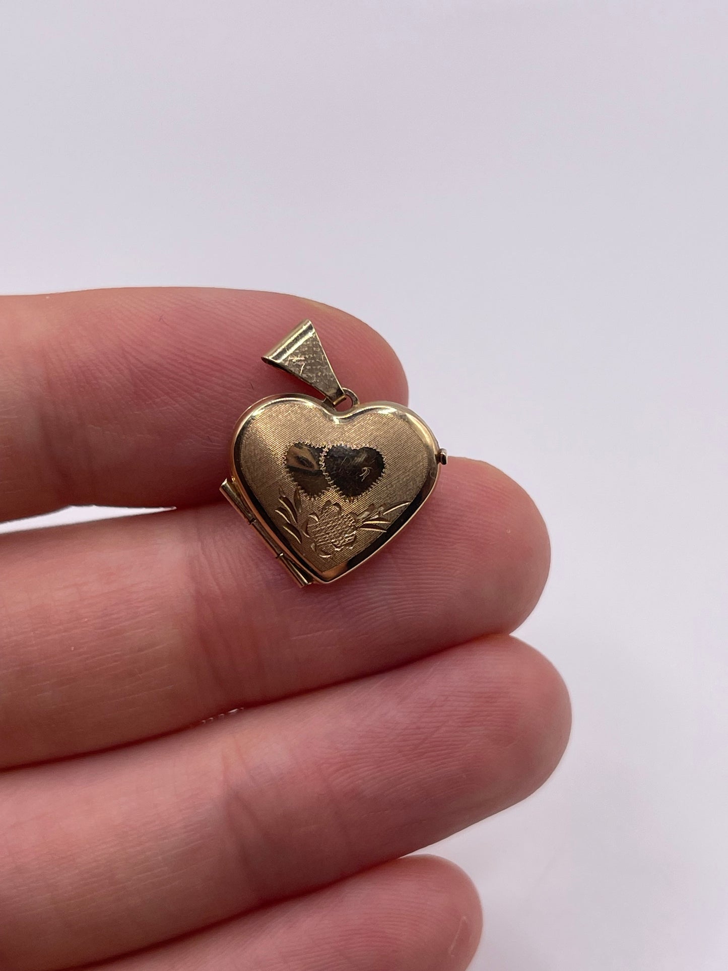 9ct gold heart locket pendant