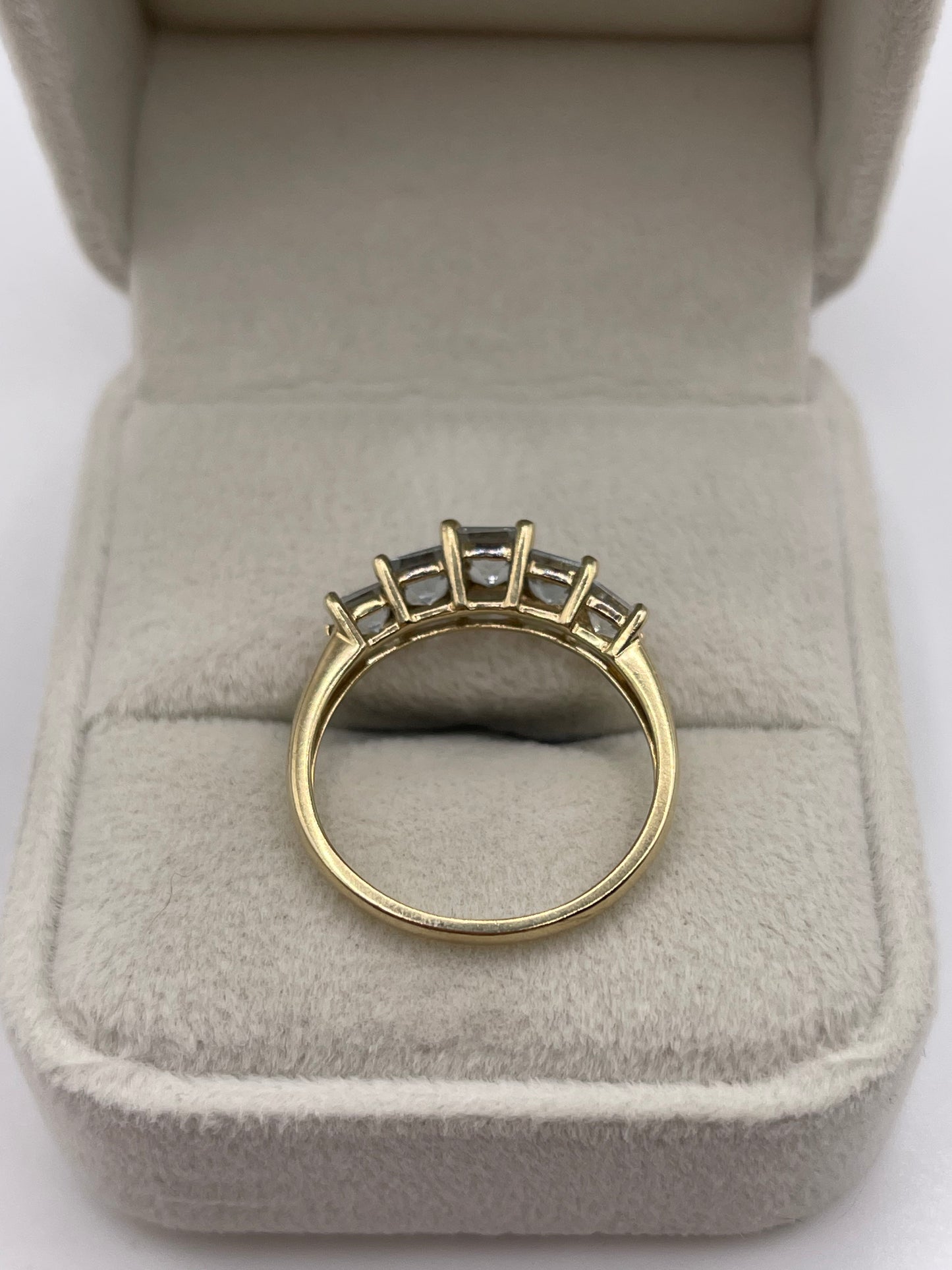 9ct gold aquamarine ring