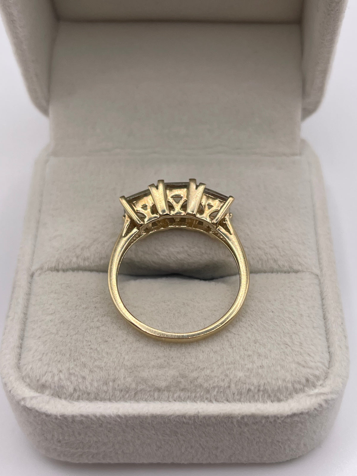 9ct gold quartz ring
