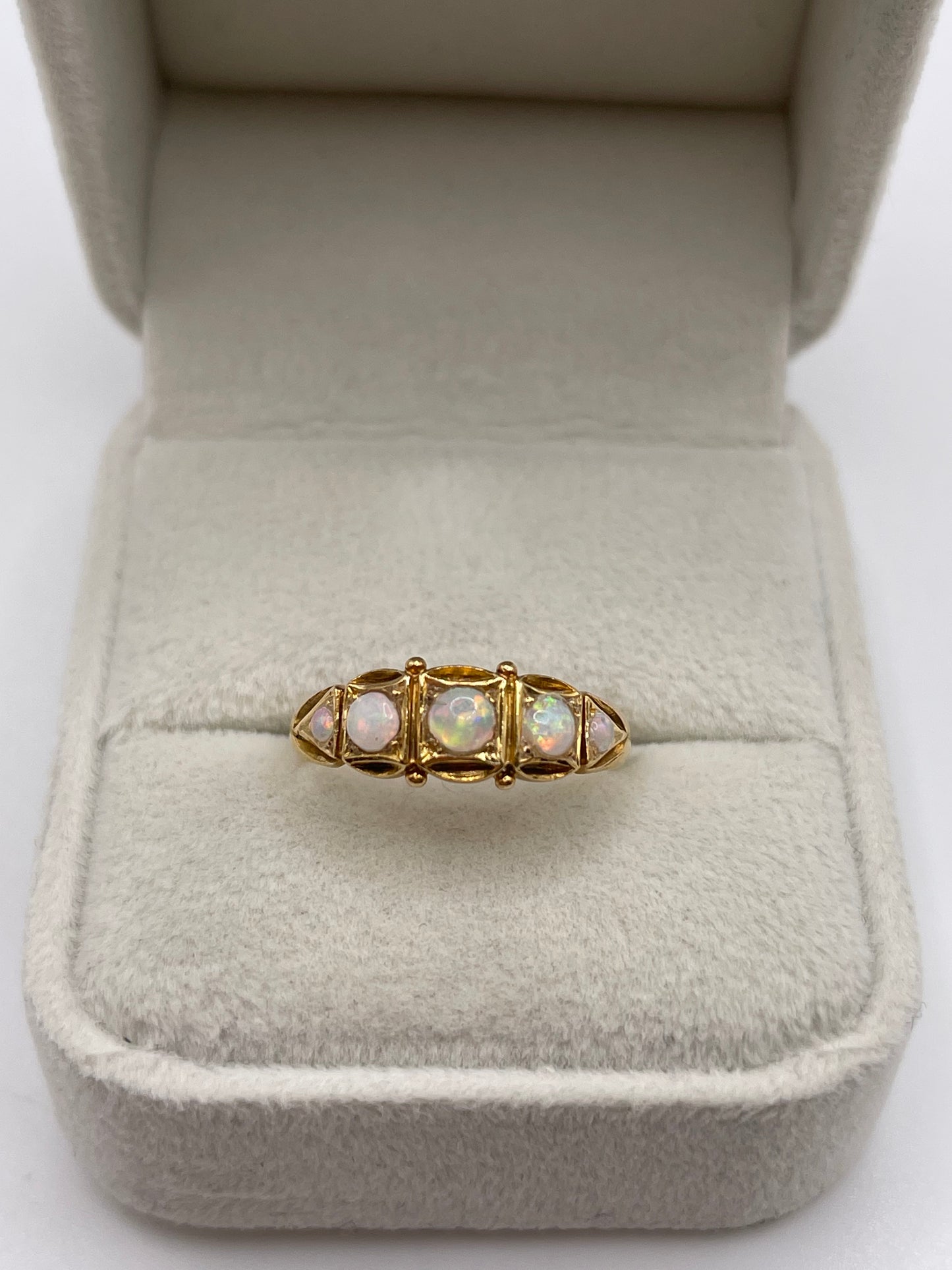 Antique 18ct gold opal ring