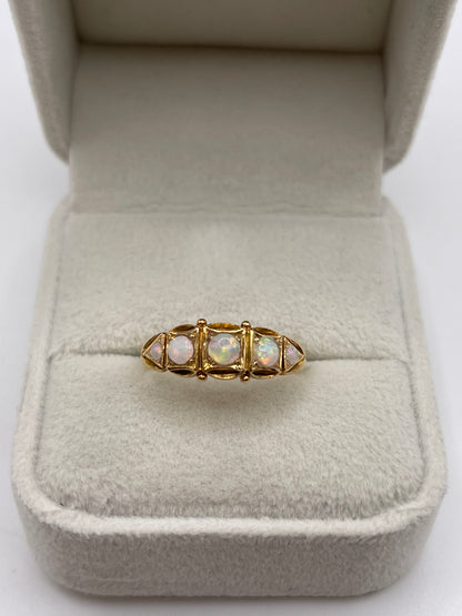 Antique 18ct gold opal ring