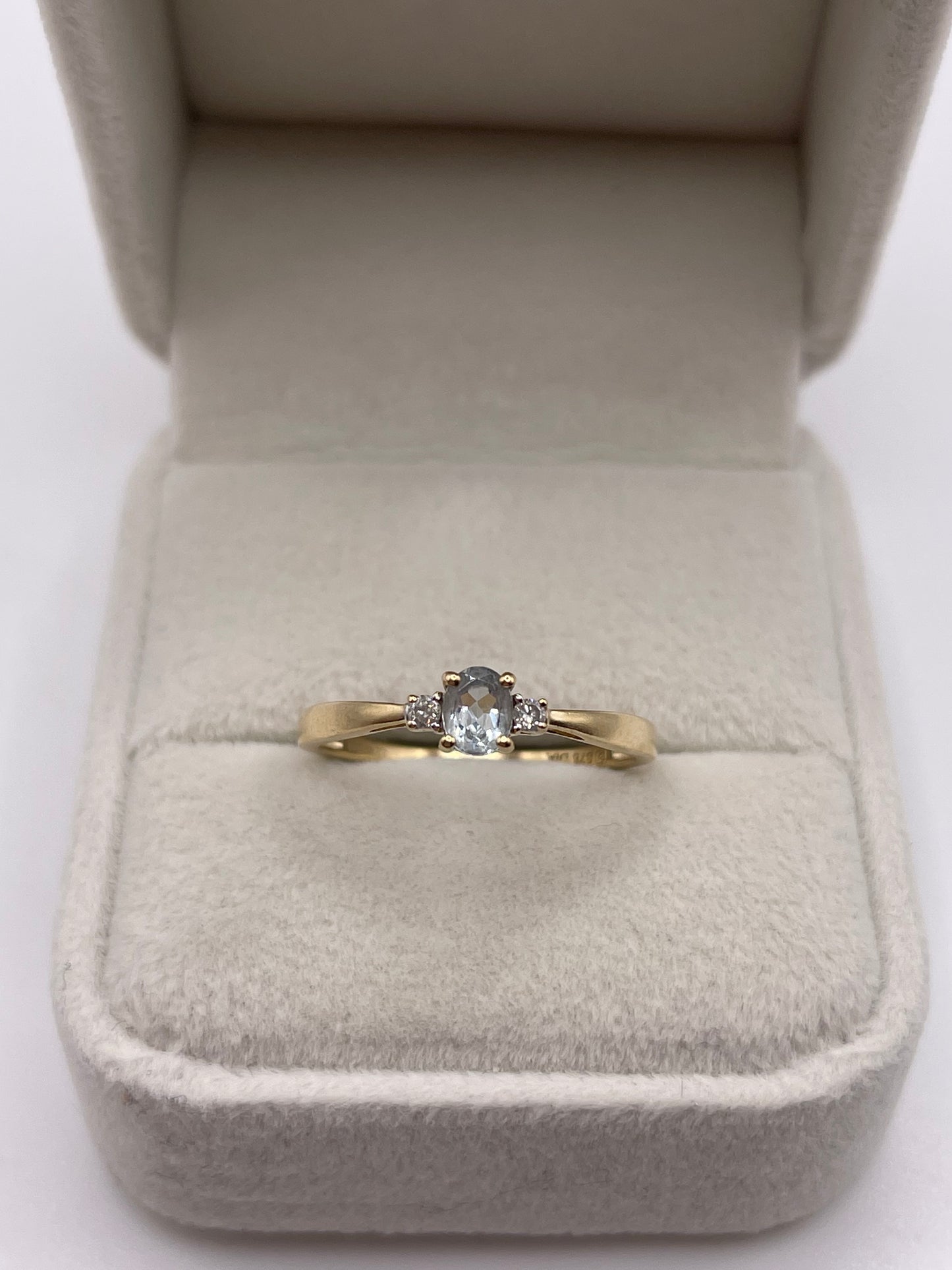 9ct gold aquamarine and diamond ring