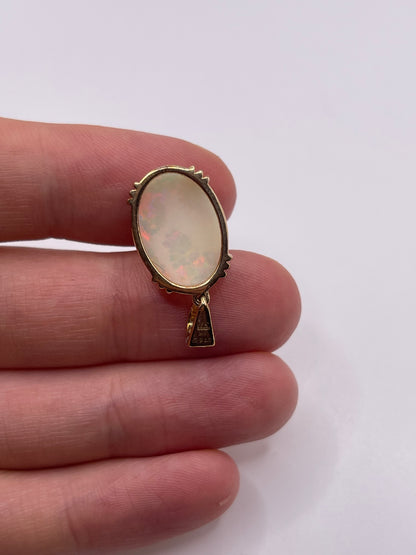 9ct gold opal pendant