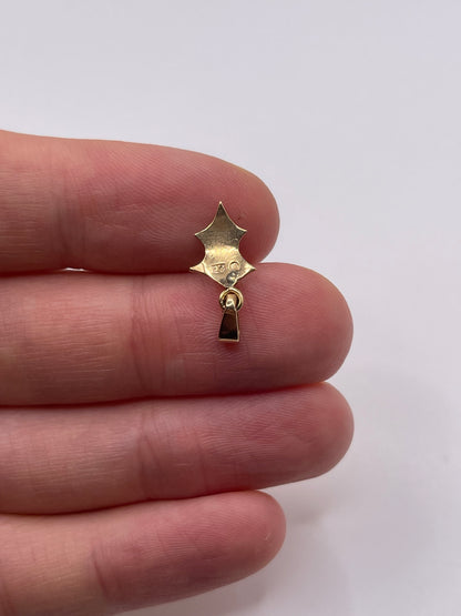 9ct gold holly leaf pendant