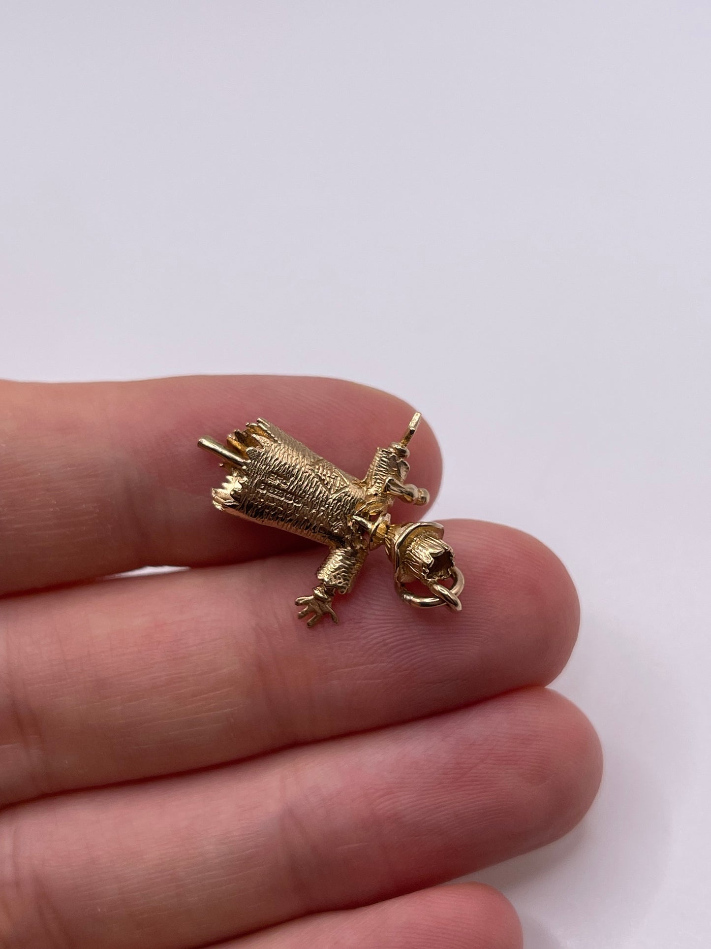 9ct gold scarecrow charm