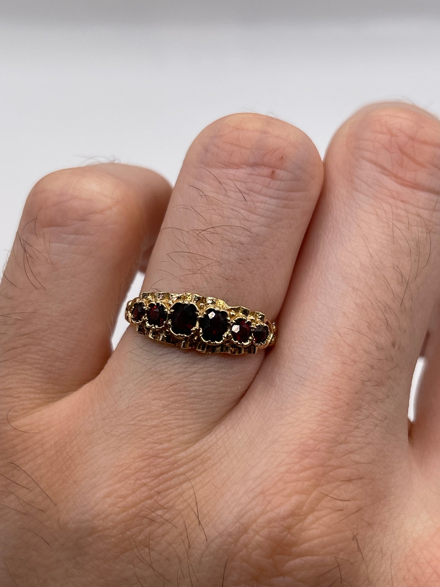 9ct gold garnet ring