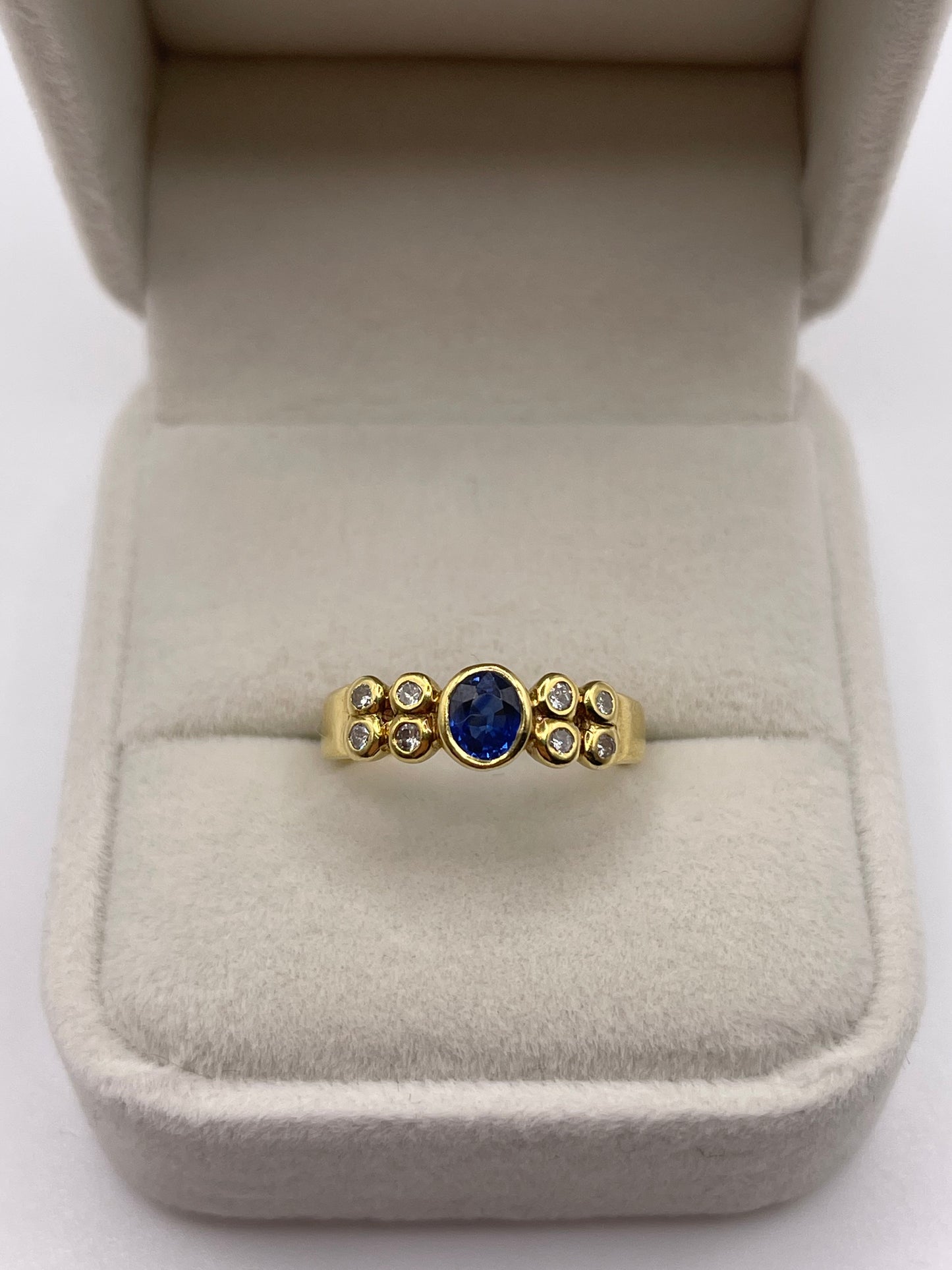18ct gold sapphire and diamond ring