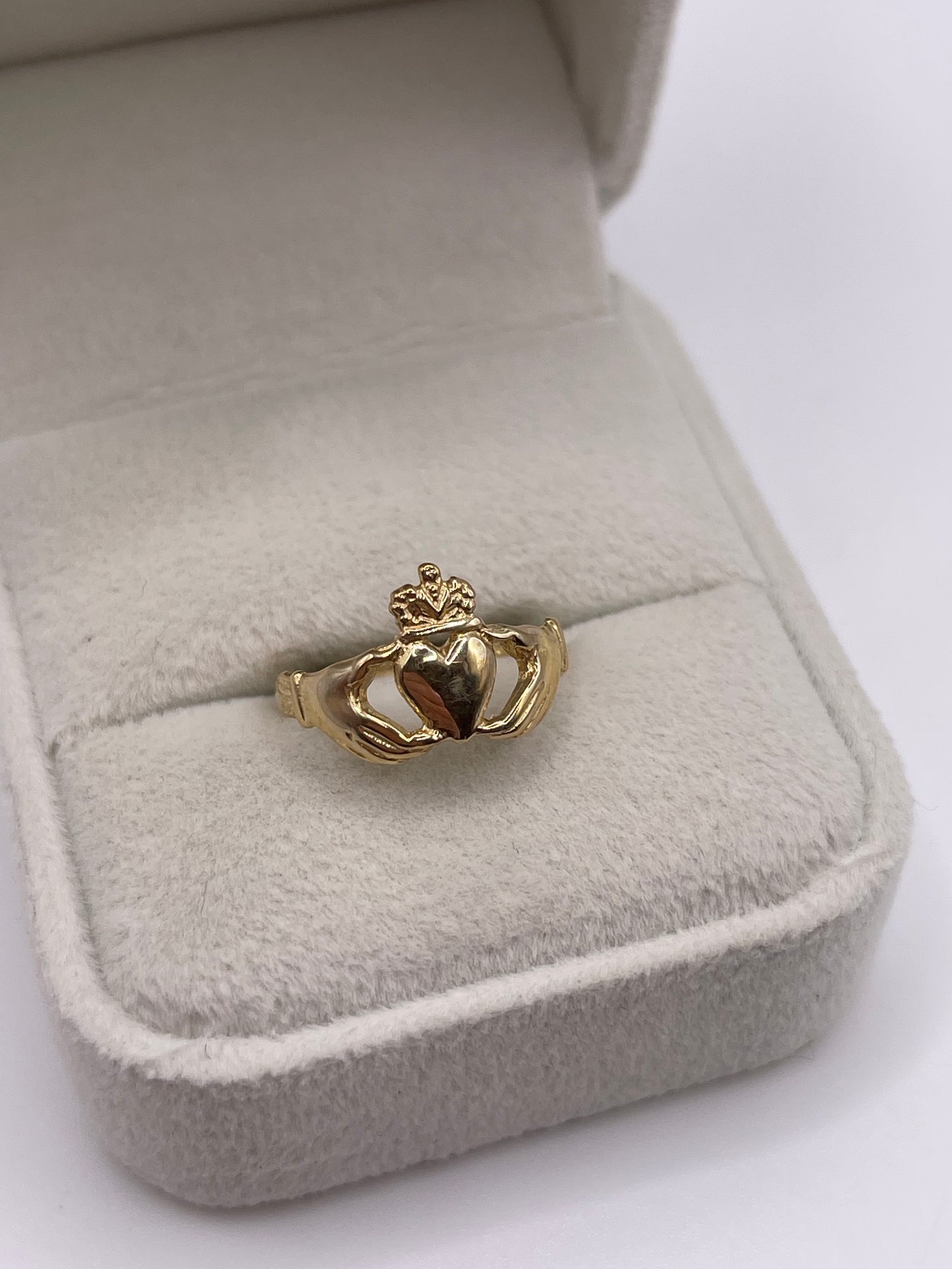9ct gold claddagh ring