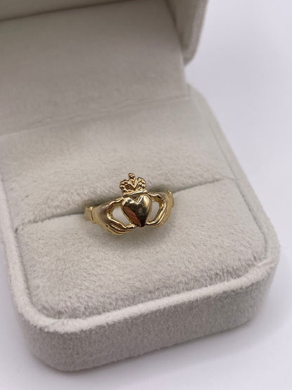 9ct gold claddagh ring