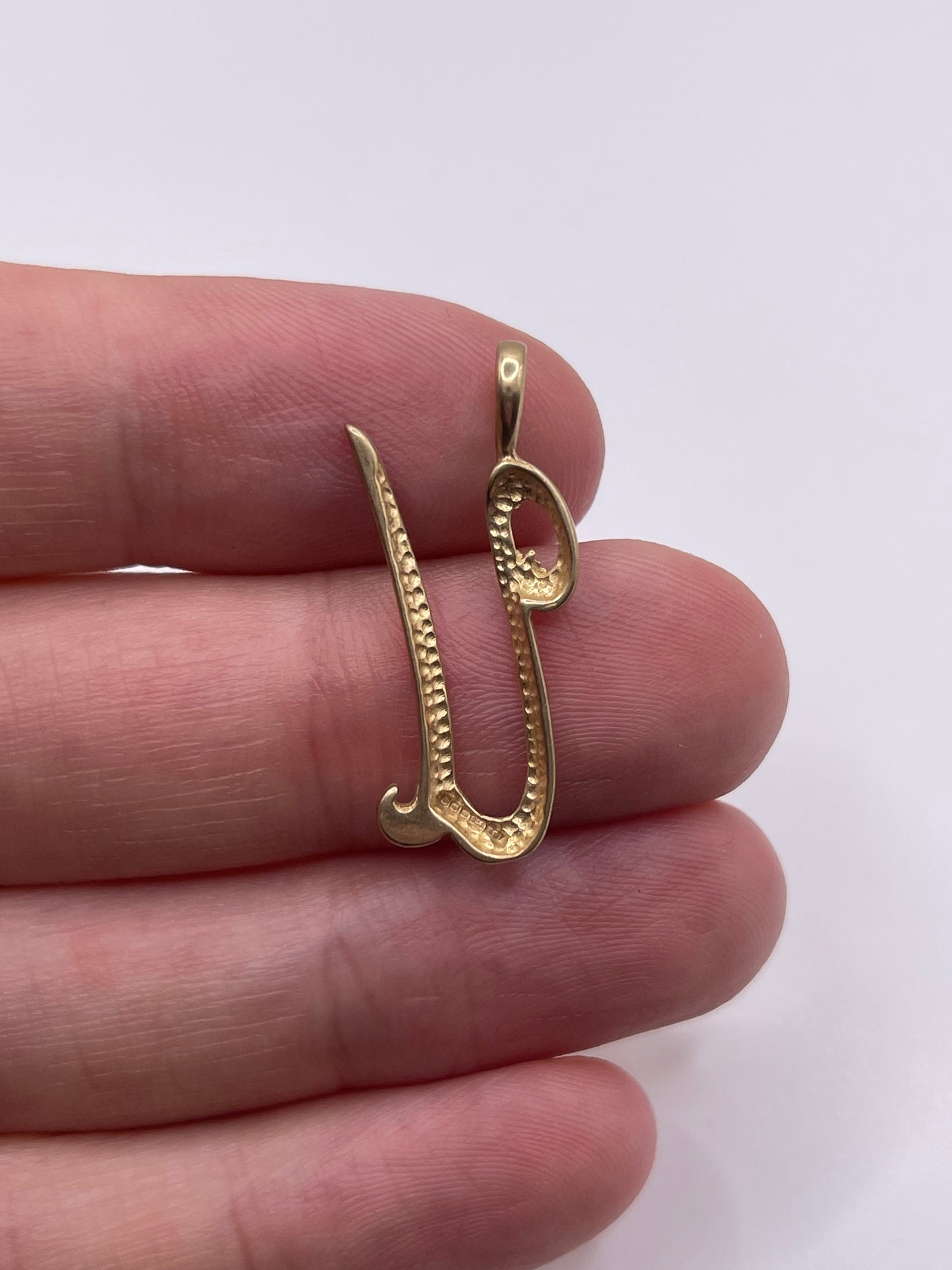 9ct gold initial U pendant