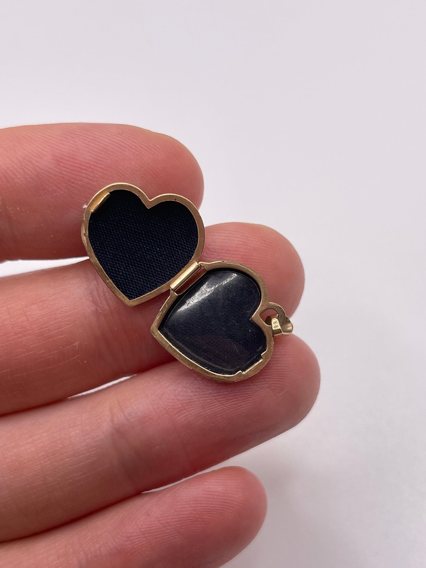 9ct gold heart locket pendant