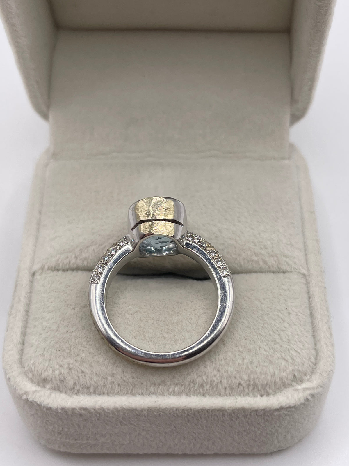 18ct white gold aquamarine and diamond ring