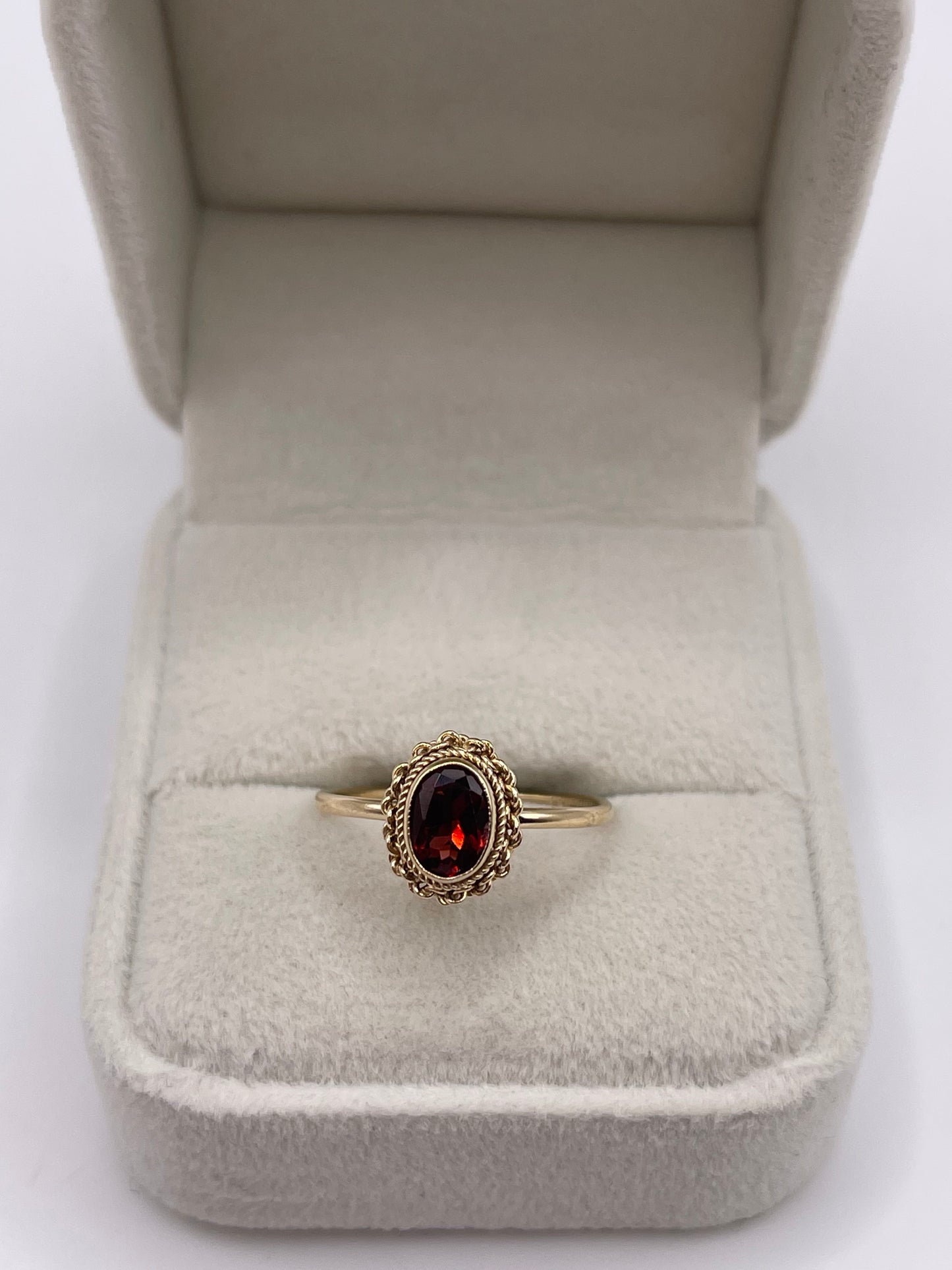 9ct gold garnet ring