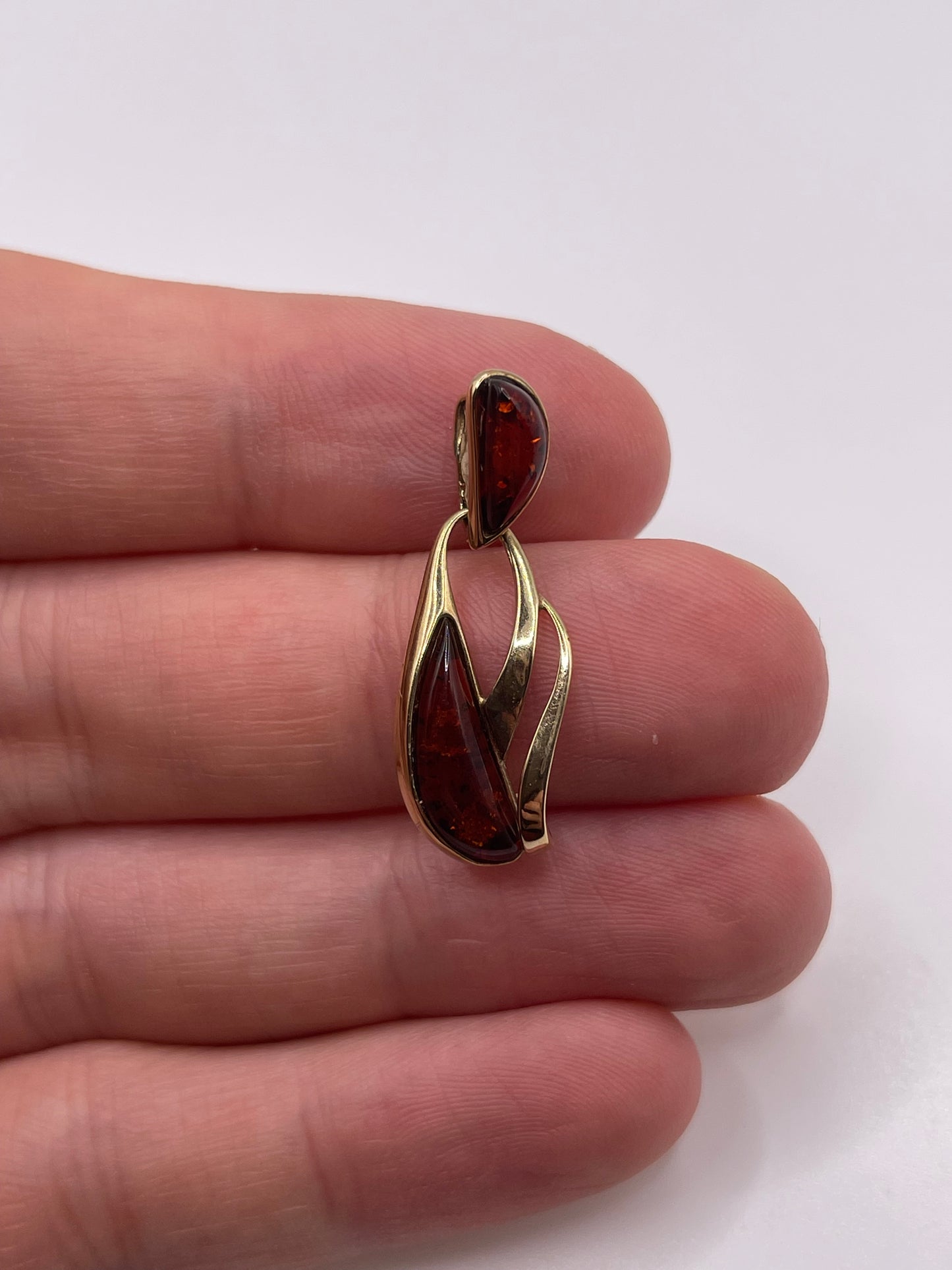 9ct gold amber pendant