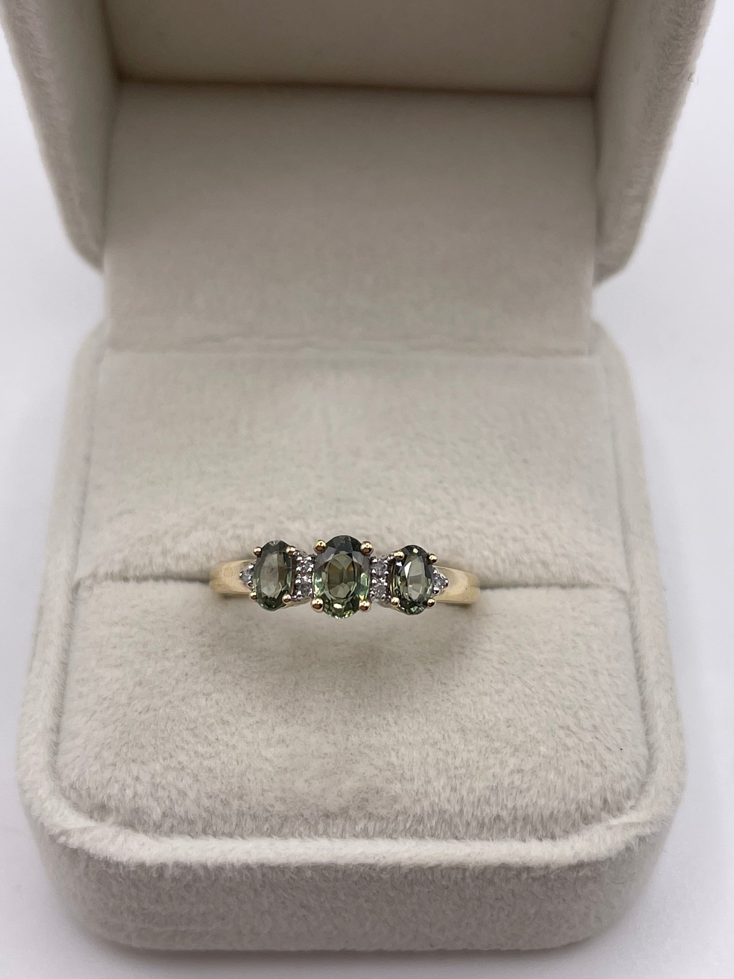 9ct gold green sapphire and diamond ring