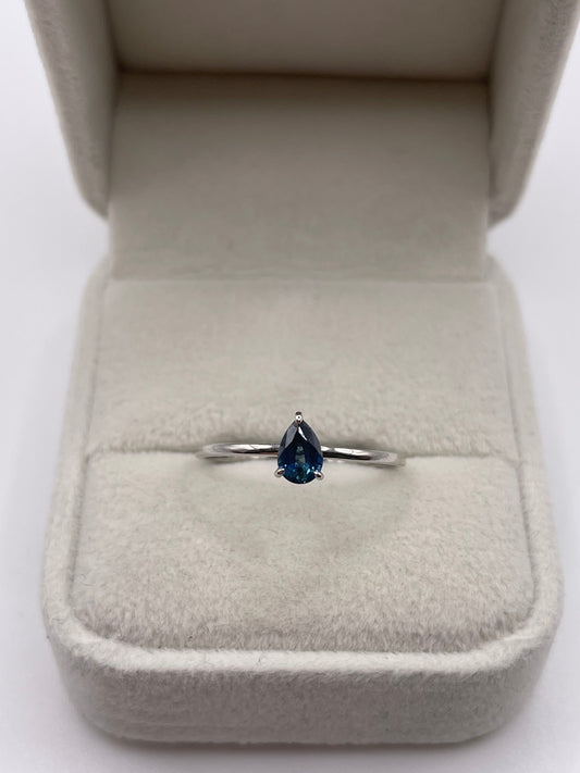 Platinum sapphire ring