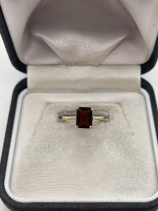 9ct gold garnet ring