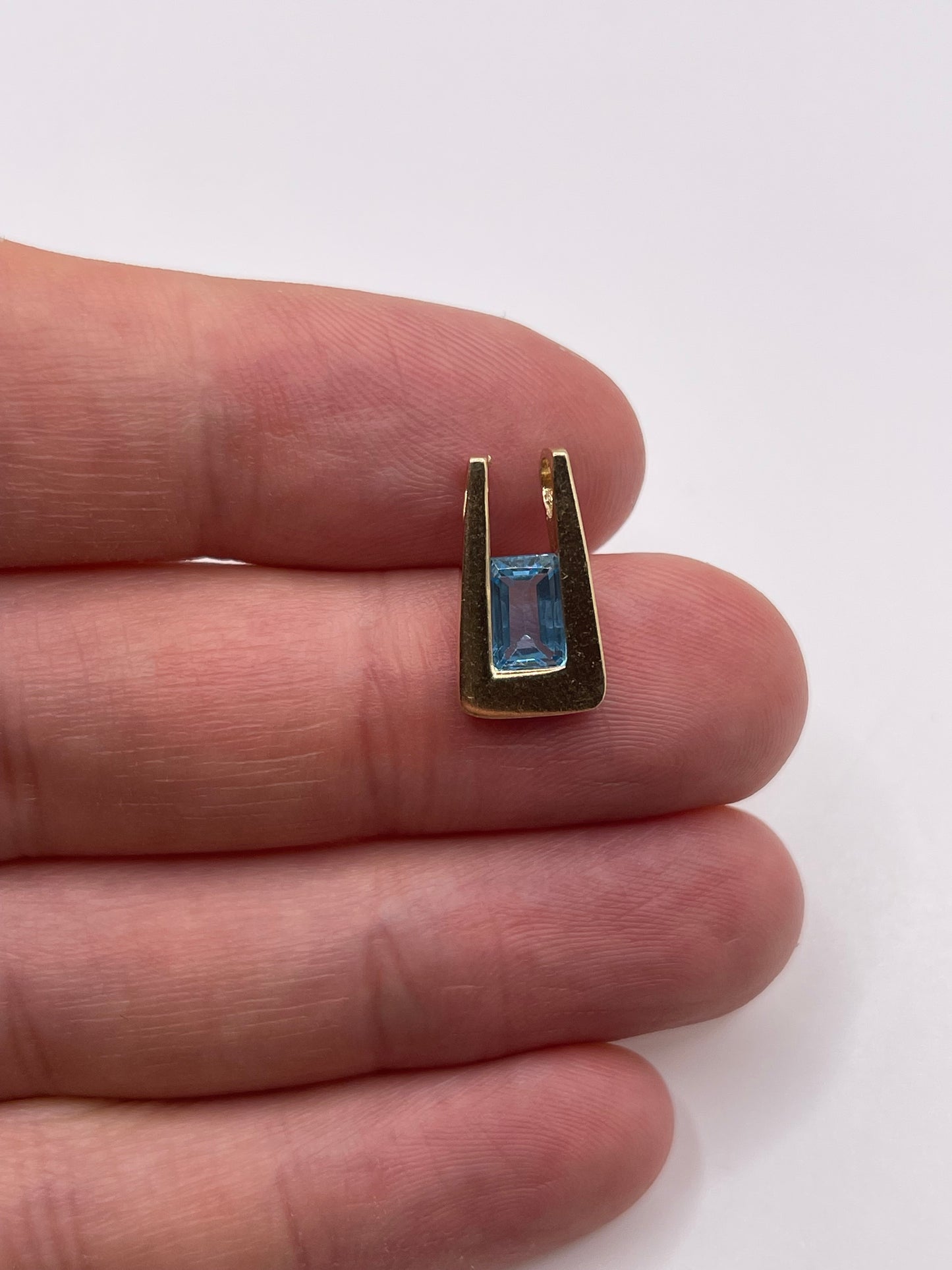 9ct gold blue topaz pendant