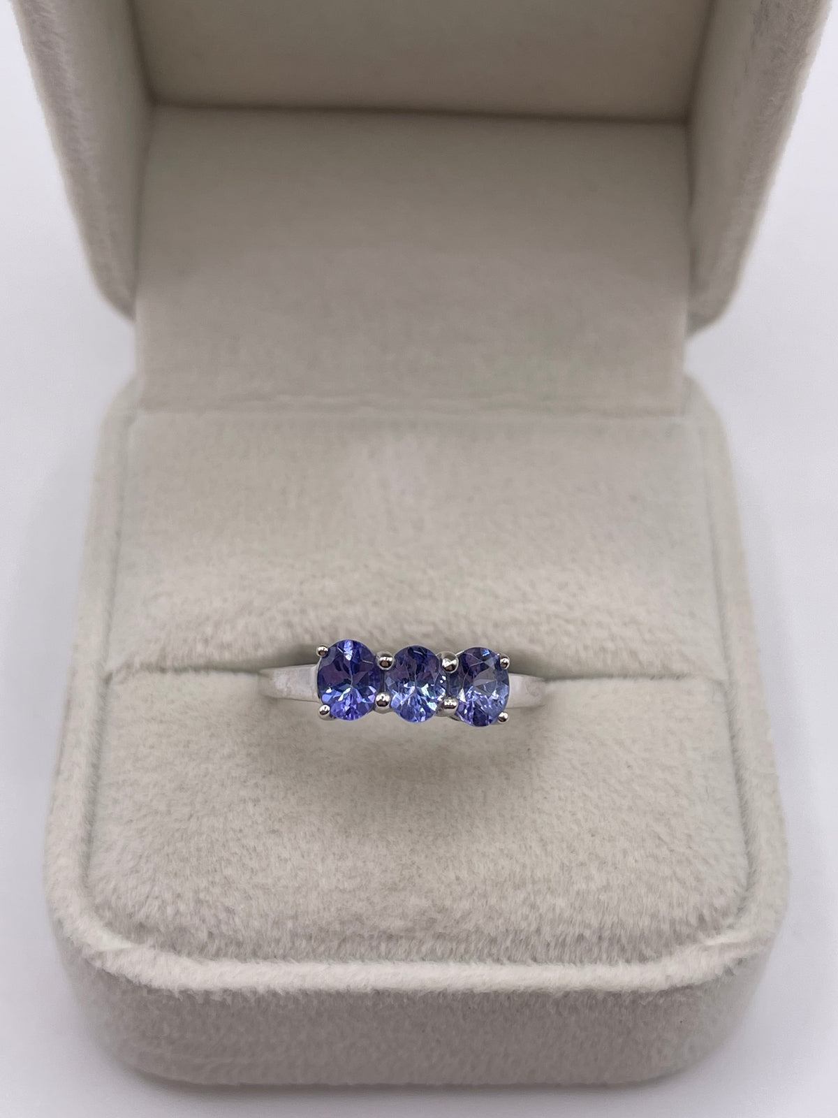 9ct white gold tanzanite ring