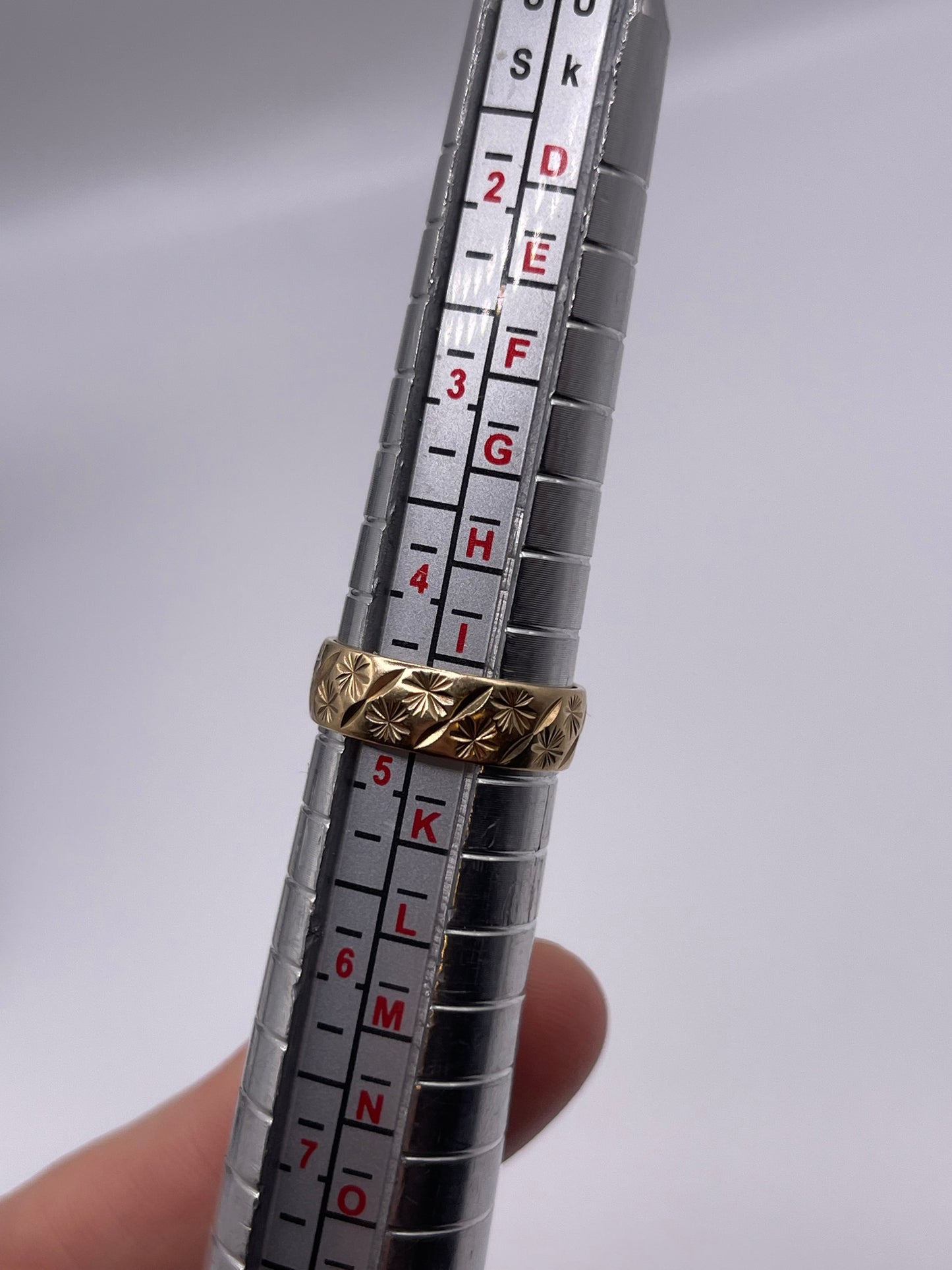 9ct gold patterned band