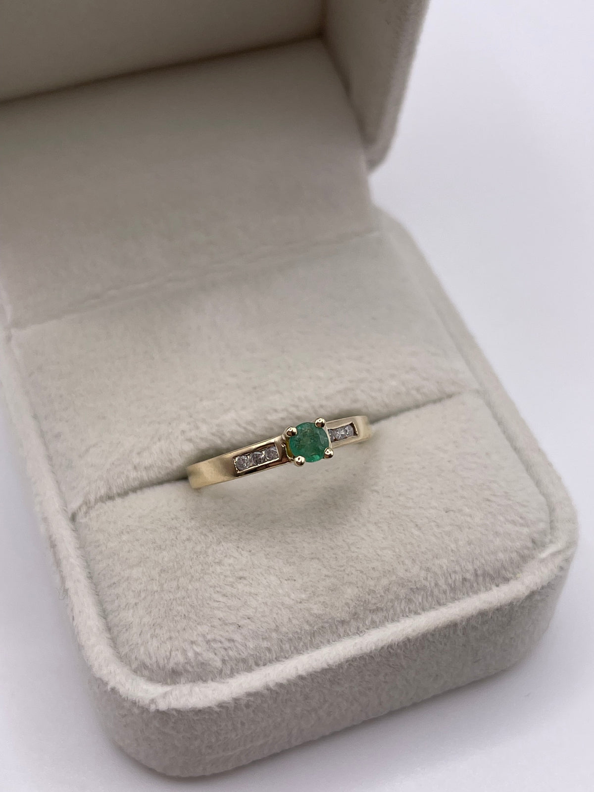 9ct gold emerald and diamond ring