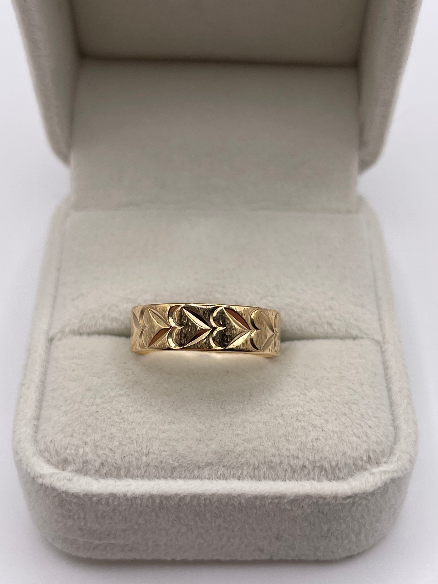 9ct gold patterned band