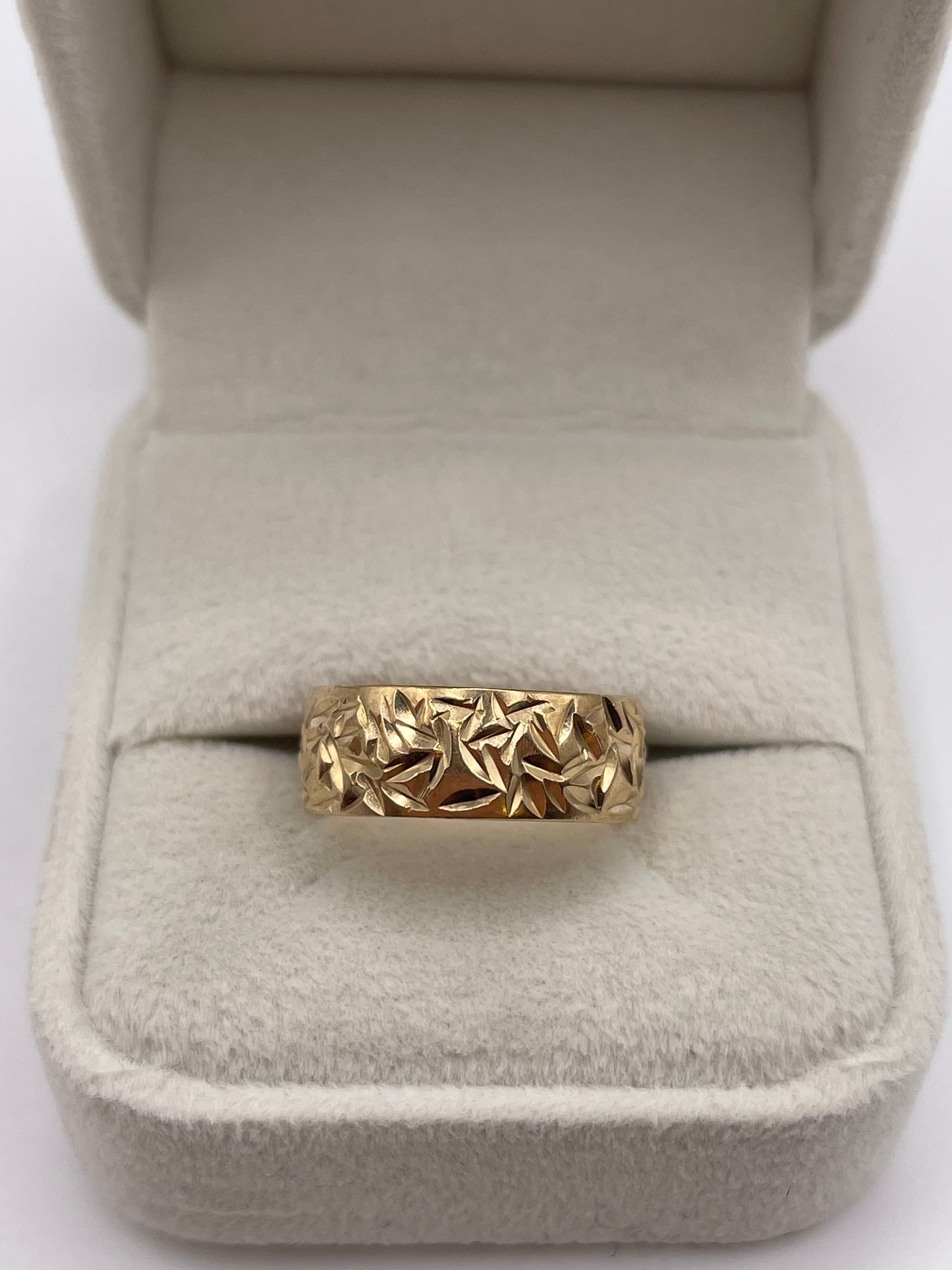 9ct gold patterned band