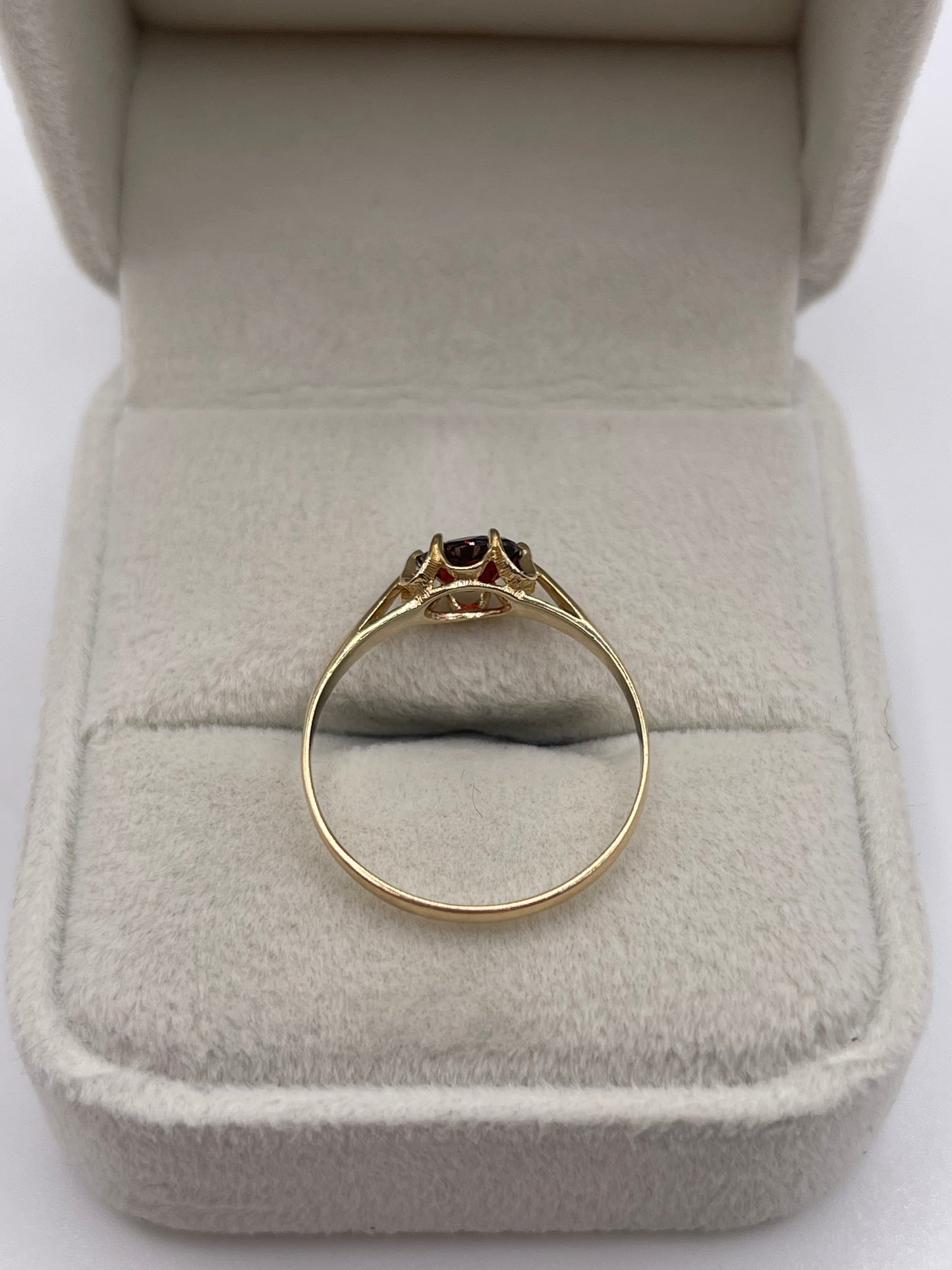 9ct gold garnet ring