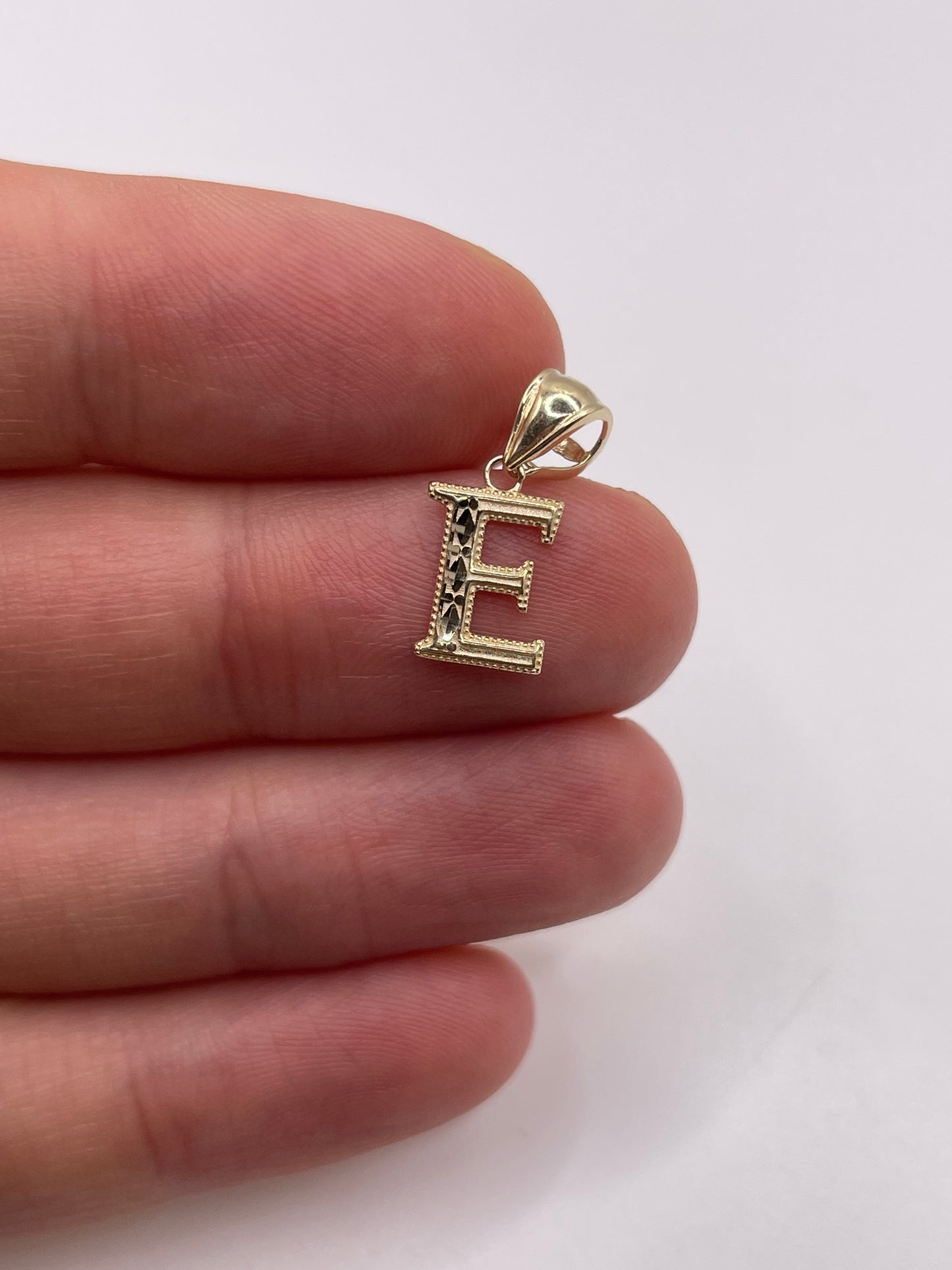 9ct gold initial E pendant