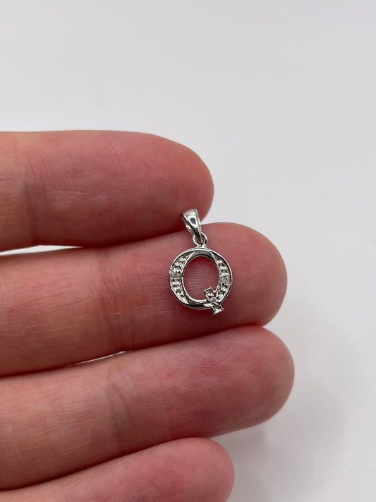 9ct white gold diamond initial Q pendant