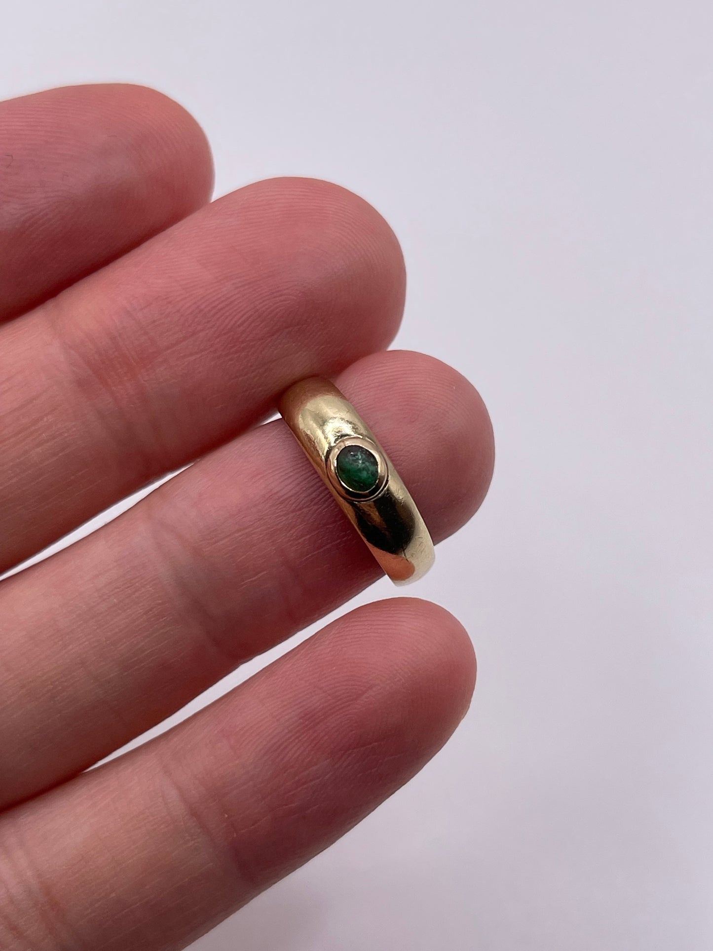 9ct gold cabochon emerald ring