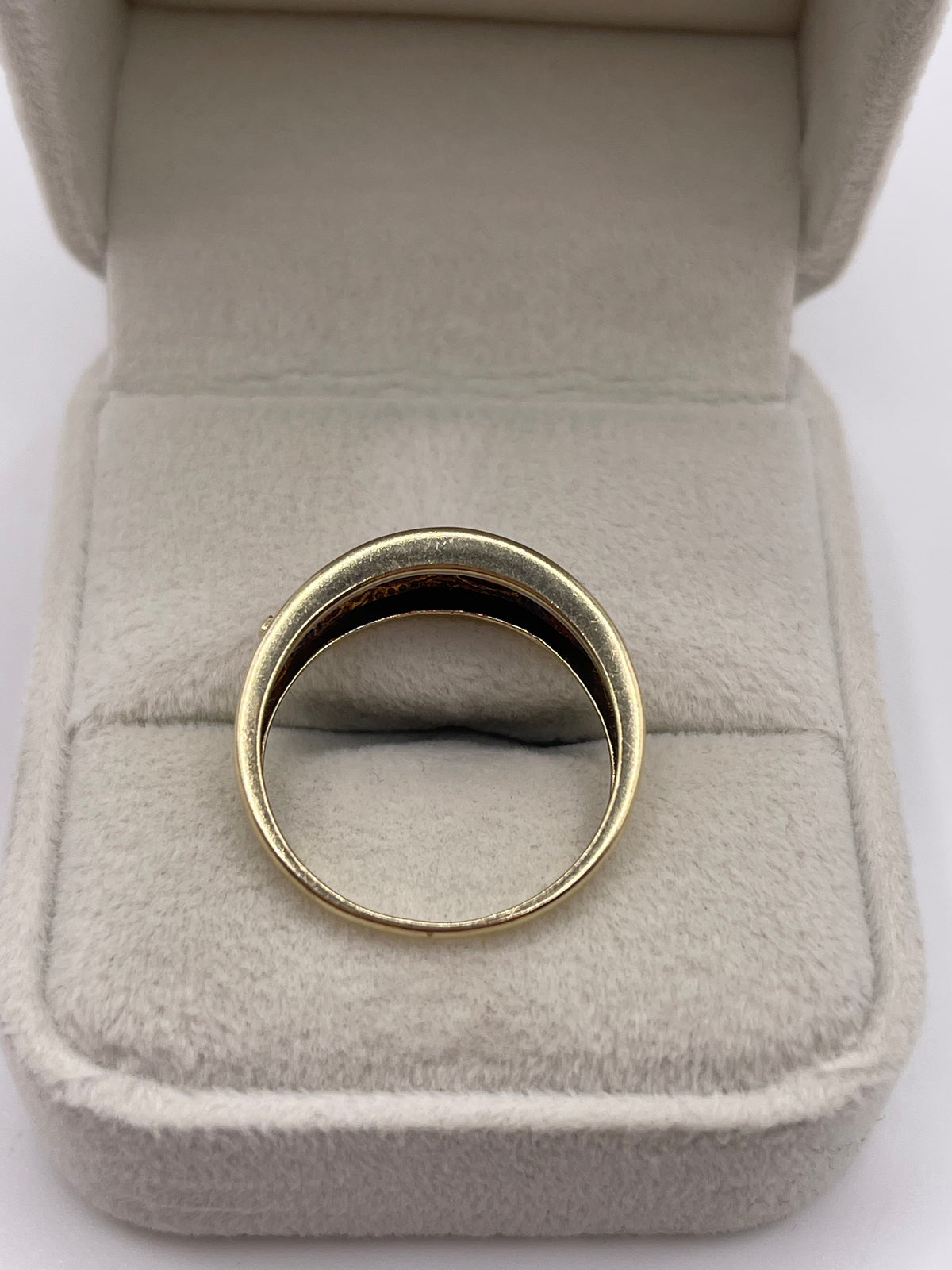 9ct gold garnet ring