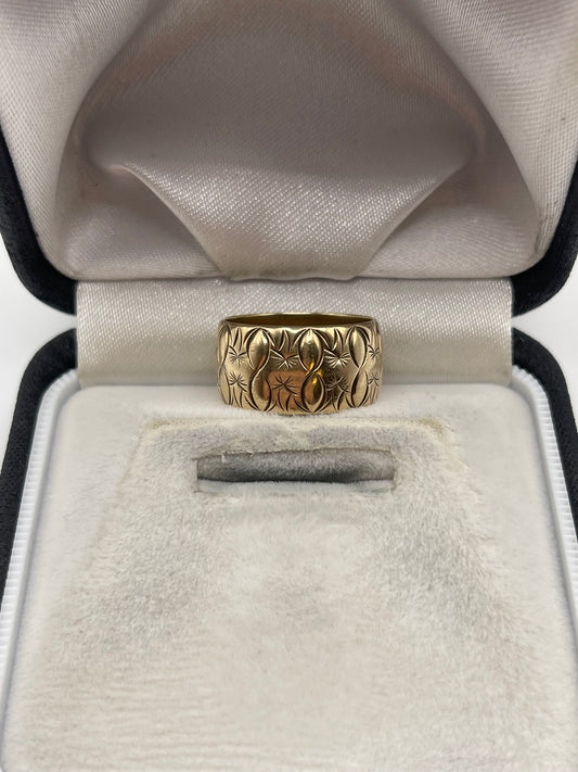 9ct gold patterned band