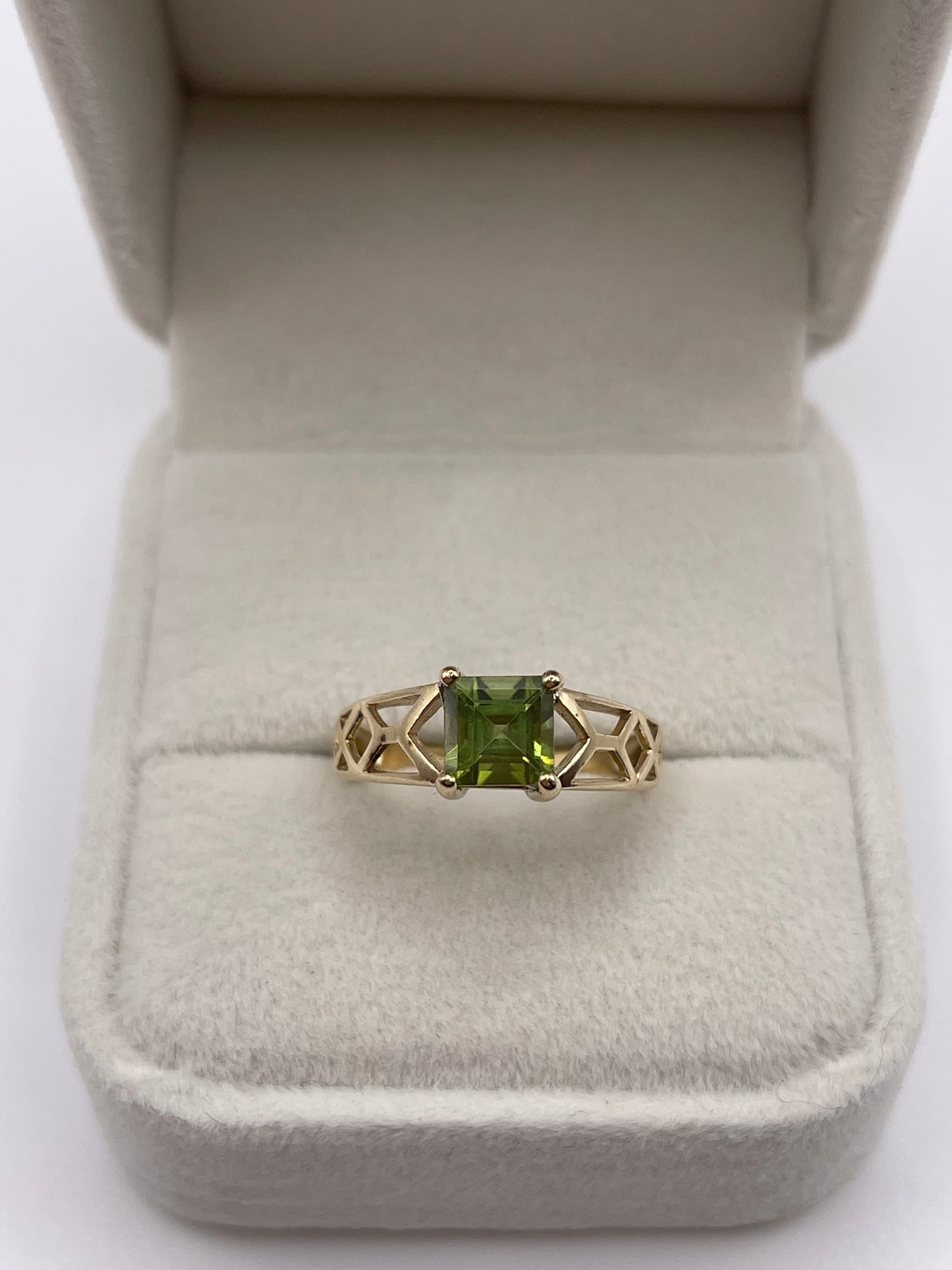 9ct gold peridot ring