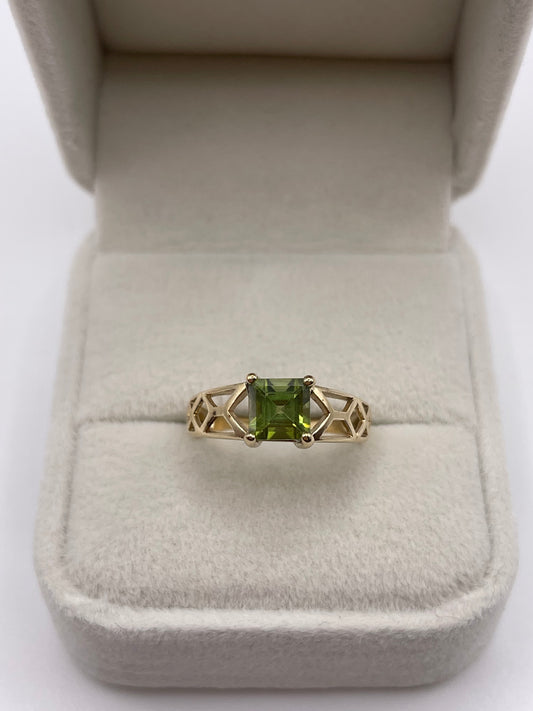 9ct gold peridot ring