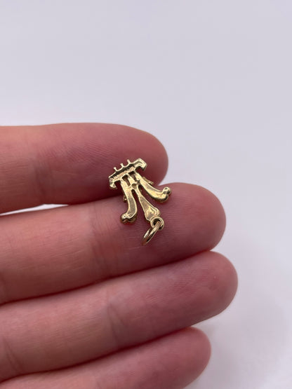 9ct gold prince of wales pendant