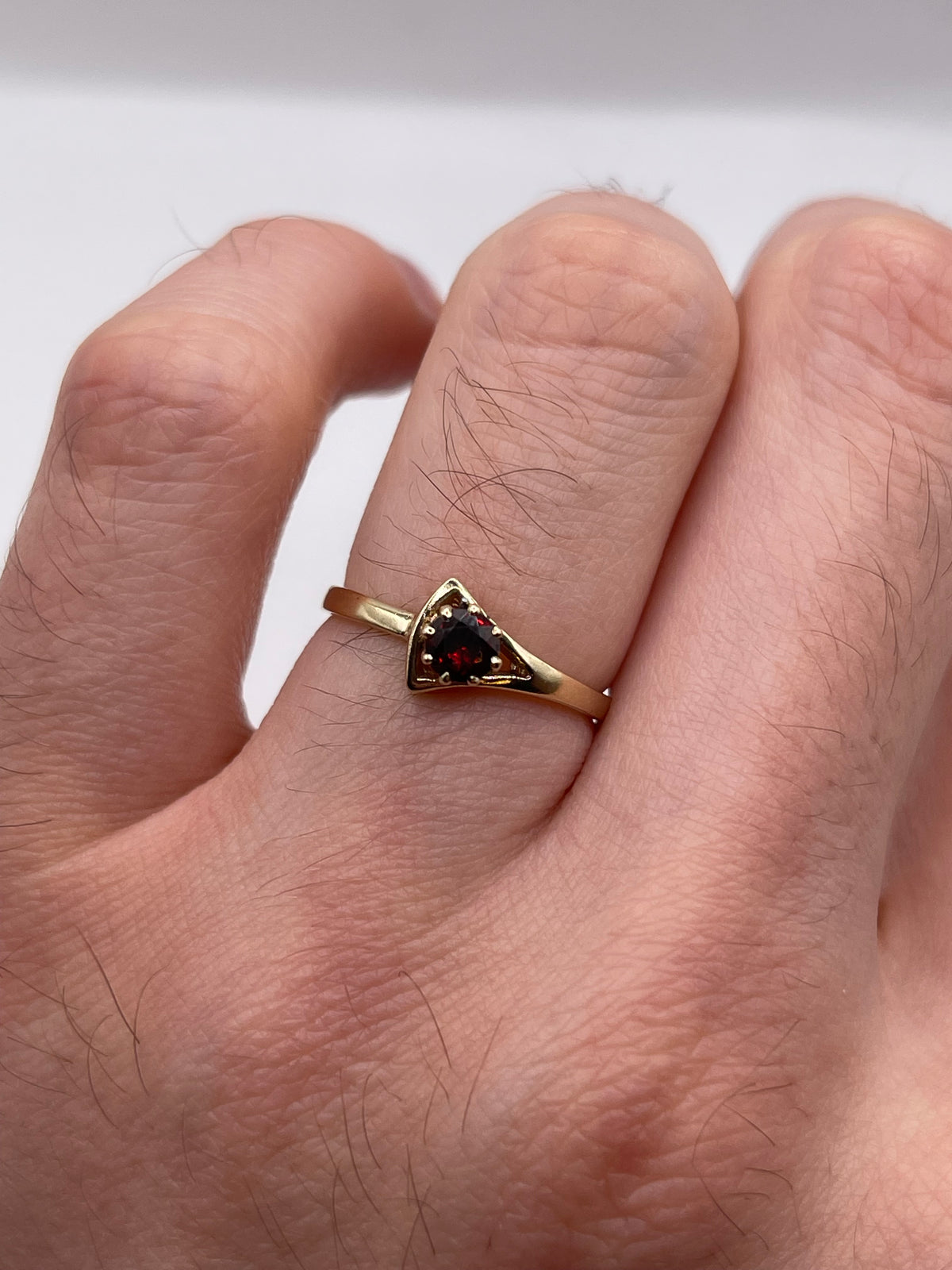 9ct gold garnet ring