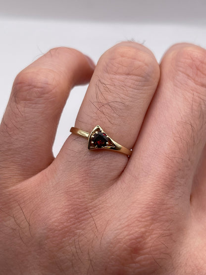 9ct gold garnet ring