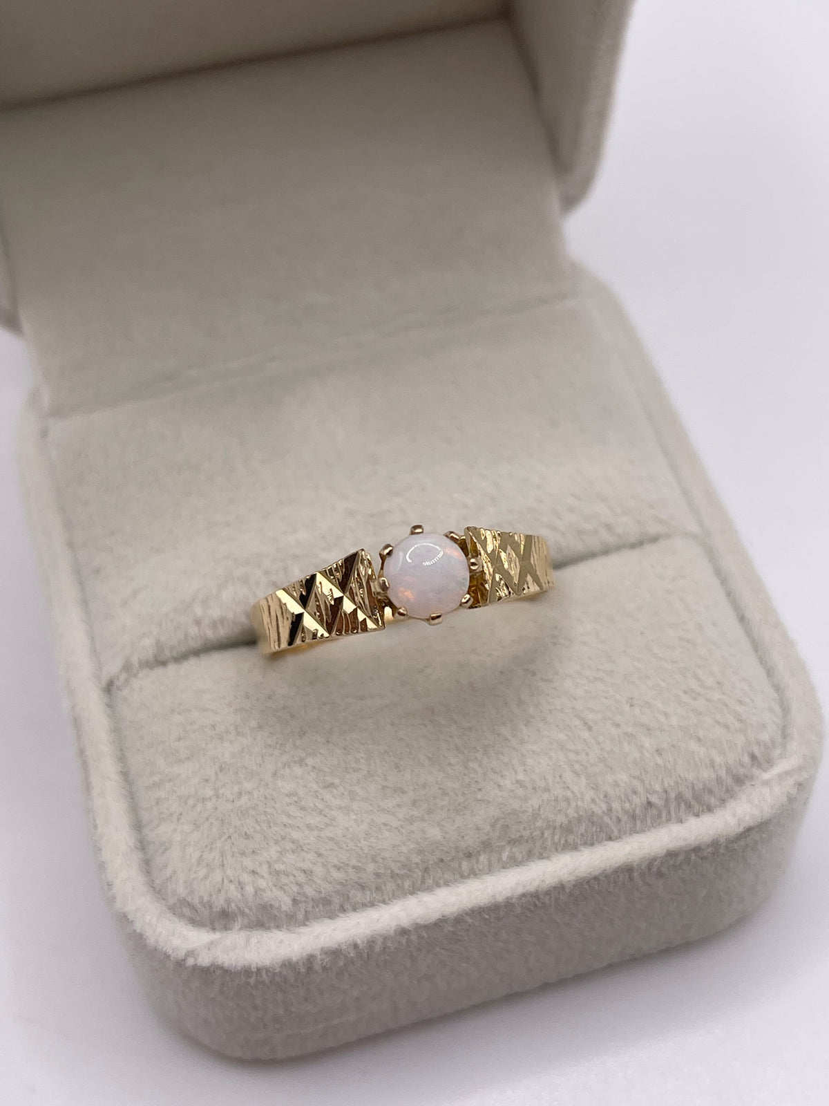 9ct gold opal ring