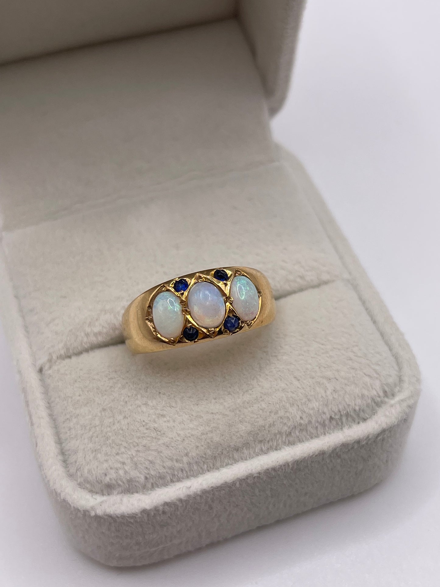 14ct gold opal and sapphire ring