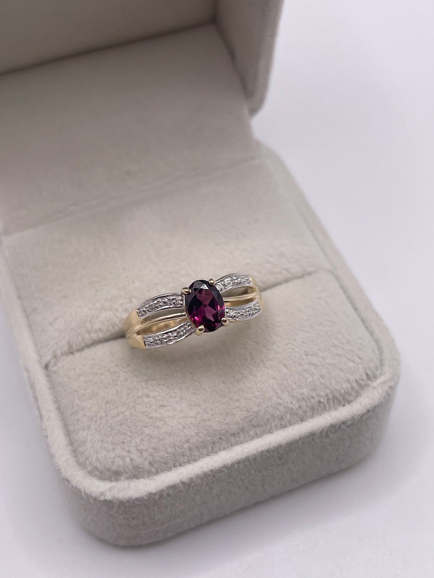 9ct gold garnet and diamond ring